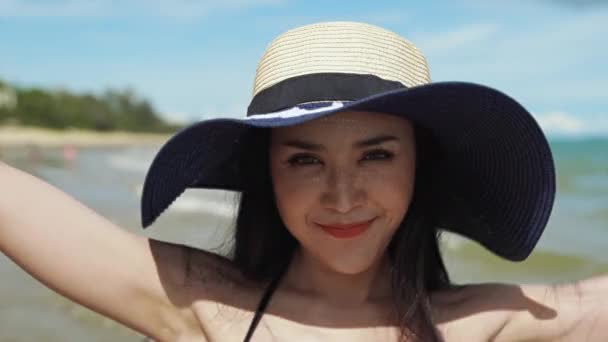 Bella Donna Asiatica Indossa Cappello Tesa Larga Sorridente Giocando Fotocamera — Video Stock