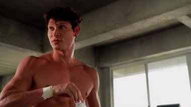 Su içerken spor yapan yakışıklı bir delikanlının güzel vücut şekli..