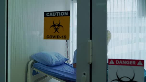 Coronavirus Epidemie Steriele Kamer Artsen Verpleegkundigen Helpen Het Leven Van — Stockvideo