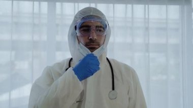 Salgın durumunda 19 yaşında, mikroplara dayanıklı giysiler giyen Arap doktorlar maske takıyor..