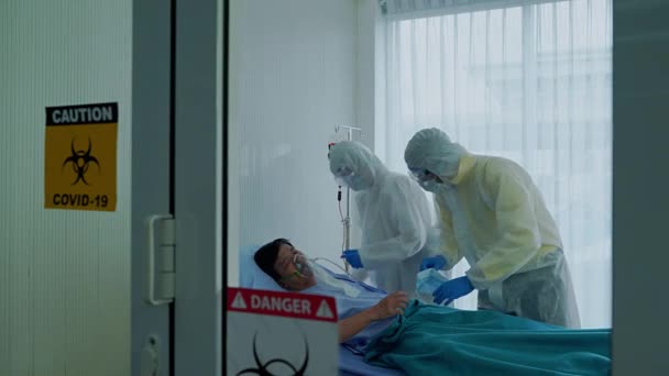 Während Der Coronavirus Epidemie Helfen Ärzte Und Krankenschwestern Sterilen Raum — Stockvideo