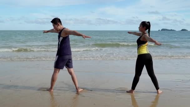 Backside Video Van Jonge Koppels Doen Oefening Het Strand Ochtend — Stockvideo