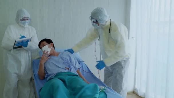 Covid Koronavirüs Salgınında Doktorlar Hemşireler Steril Odada Covid Hastaların Tedavisine — Stok video