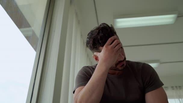 Psychische Gesundheit Männer Die Gestresst Fenster Sitzen Einem Epidemischen Zustand — Stockvideo