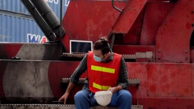 Mühendislerin bir taşıma endüstrisindeki bir forkliftte otururken çekilmiş videoları. İş yerinde çok yorgun.