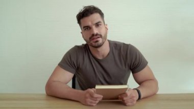 Adam görüntülü sohbet yoluyla arkadaşlarıyla selamlaşıyor ve sohbet ediyor. Modern iletişim teknolojisi