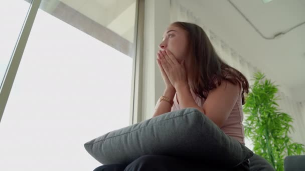 Kesehatan Mental Wanita Yang Duduk Ditekankan Oleh Jendela Dalam Kondisi — Stok Video