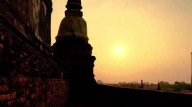 Şafak vakti Wat Yai Chai Mongkhon 'un çadırı üzerinde yürürken çekilen vinç resmi.