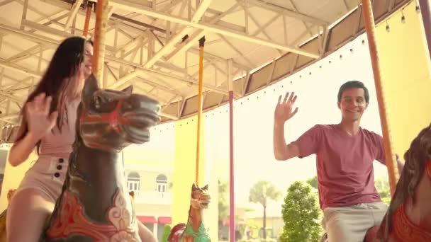 Amantes Sentados Num Carrossel Num Parque Diversões Casais Estão Divertindo — Vídeo de Stock