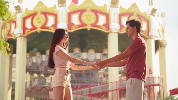 Couple Flies Hug Spins Happily While Traveling Amusement Park — Stock Video
