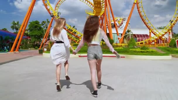 Deux Jeunes Femmes Qui Étaient Meilleures Amies Tenaient Main Jouaient — Video
