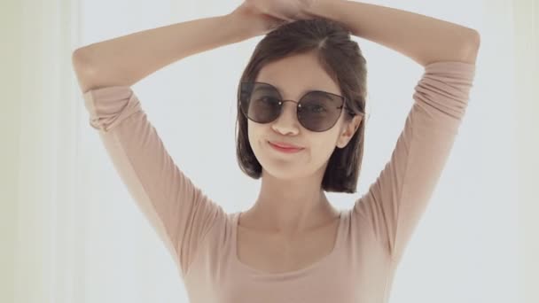 Lindo Asiático Modelo Posando Para Foto Pretendiendo Usar Gafas Wriggle — Vídeos de Stock