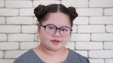 Portre, Asyalı Bir Kadının Gülüşü Down Sendromu