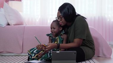 Anne 'nin videosu kızına farklı renkleri öğrenmeyi öğretiyor. Pembe yatak odasındaki Afro-Amerikan aileleri..