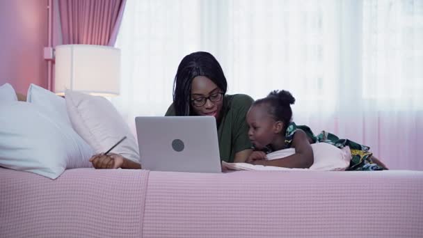 Afroamerikansk Mor Och Dotter Pratar Och Undervisar Laptop Säng Ett — Stockvideo