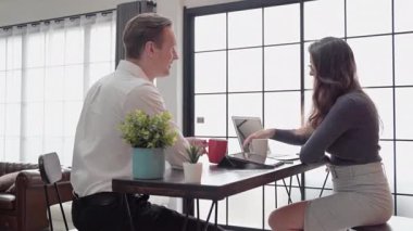 Selamlar, ortaklar genç iş adamları kahvelerini yudumluyor ve sohbet ediyorlar..