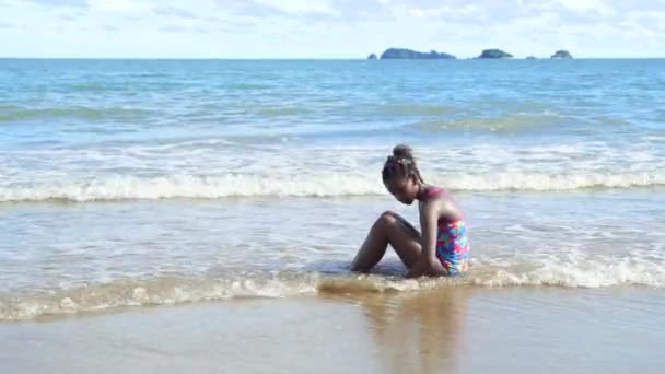 Een Afro Amerikaans Meisje Zit Alleen Het Strand Met Eenzame — Stockvideo