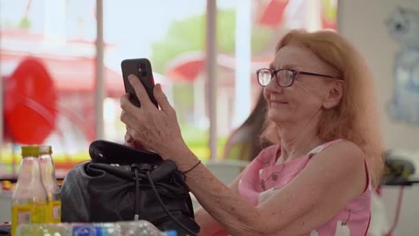 Seorang Wanita Tua Menggunakan Smartphone Video Chat Dengan Teman Teman — Stok Video