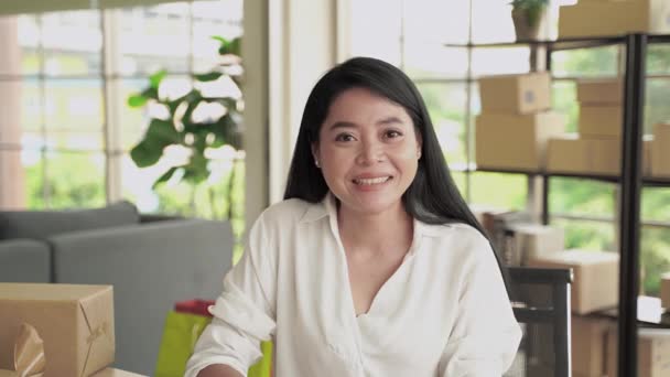 중년의 아시아 동영상 통화를 인사를 있습니다 그녀는 열심히 있습니다 — 비디오