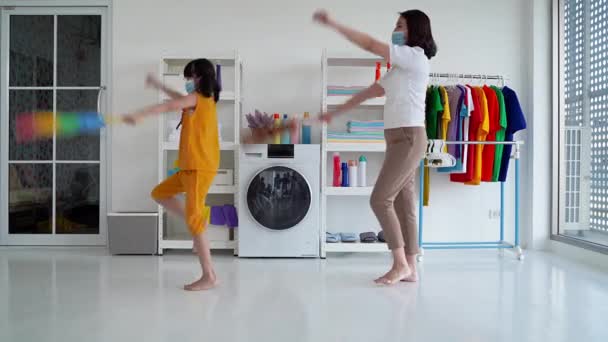 Moeder Dochter Dragen Maskers Het Huis Schoon Maken Samen Dansen — Stockvideo