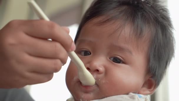 Een Zuigeling Die Weigert Eten Tijdens Het Voeden Spuugt Hij — Stockvideo