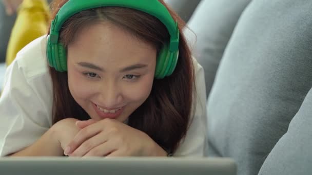 Une Belle Femme Asiatique Est Allongée Pour Regarder Une Série — Video