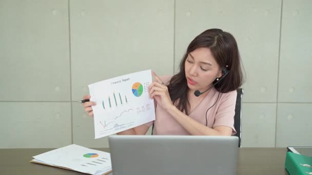 아름다운 아시아 여성들이 온라인 회의에서 비즈니스 정보를 제공하고 있습니다 — 비디오