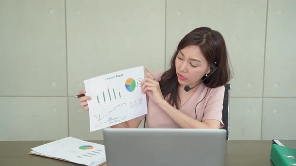 Hermosas Mujeres Negocios Asiáticas Están Dando Presentaciones Conferencias Línea Para — Vídeo de stock