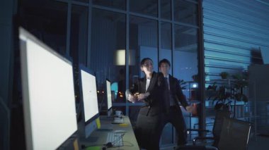 Çağrı merkezinden sorumlu ofis çalışanları gece geç saatlerdeki stresi azaltmak için dans ediyorlar..