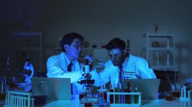 Bilim adamları gece yarısına kadar bilim odasında deneylere yardım ediyorlar. En hızlı sonuca ulaşmak için.