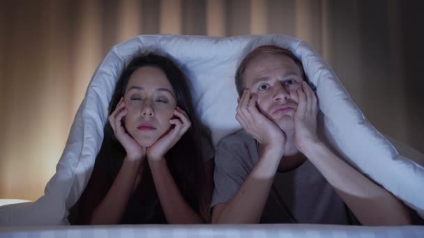 Εραστές Ξαπλωμένοι Στο Κρεβάτι Βλέποντας Τηλεόραση Γυναίκες Συγκινήθηκαν Από Δράμα — Αρχείο Βίντεο