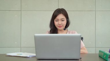 Güzel Asyalı iş kadınları iş bilgileri için çevrimiçi konferanslara sunum yapıyor..