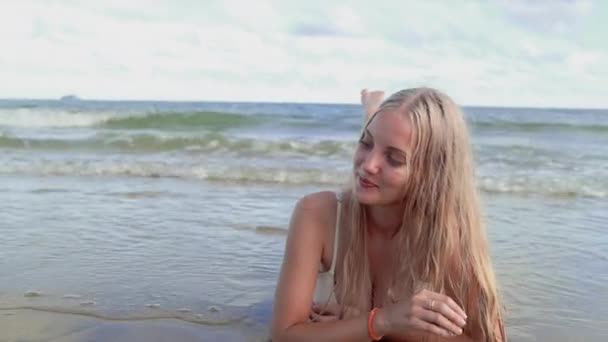 ビーチで遊ぶために横になってビキニを着た美しい女性 — ストック動画