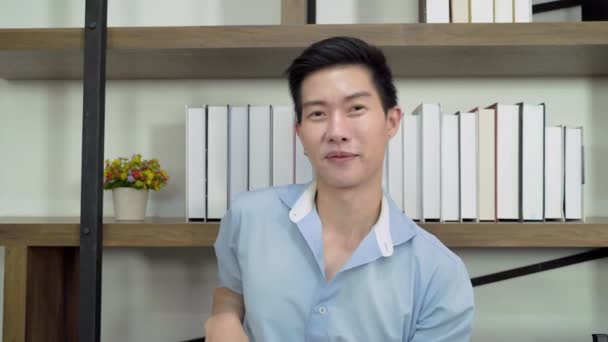 Aziatische Man Begroeten Door Middel Van Video Gesprekken Hij Met — Stockvideo