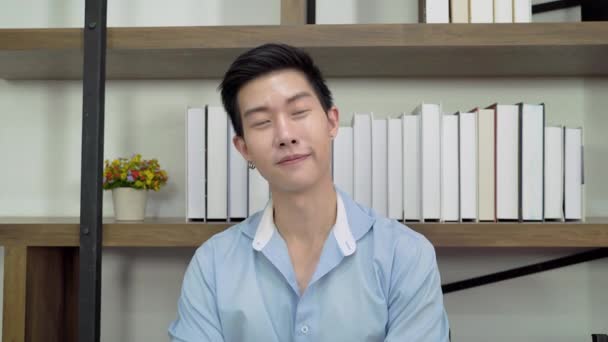 Asiático Hombre Está Saludando Través Videollamadas Está Con Amigos Línea — Vídeos de Stock