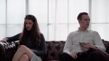 Aşıklar kavga eder ve oturma odasındaki kanepede şiddetle tartışırlar..