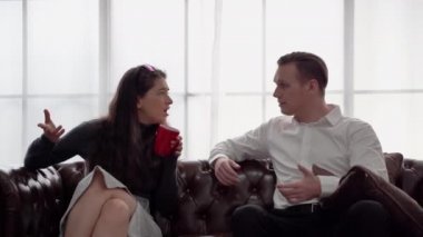 Aşıklar kavga eder ve oturma odasındaki kanepede şiddetle tartışırlar..