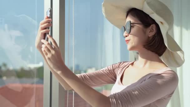 Mulheres Asiáticas Bonitas Estão Tirando Selfies Com Telefones Celulares Nas — Vídeo de Stock