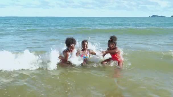 Crianças Afro Americanas Jogando Ondas Mar Praia Alegremente Umas Férias — Vídeo de Stock
