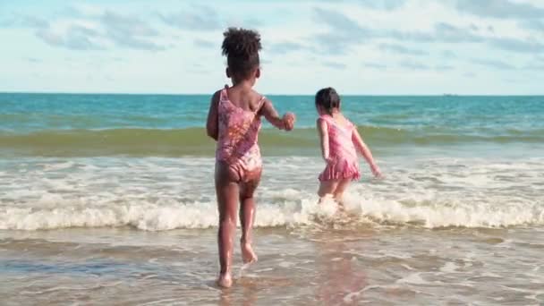 Câmera Lenta Meninas Afro Americanas Asiáticas Estão Brincando Água Sem — Vídeo de Stock