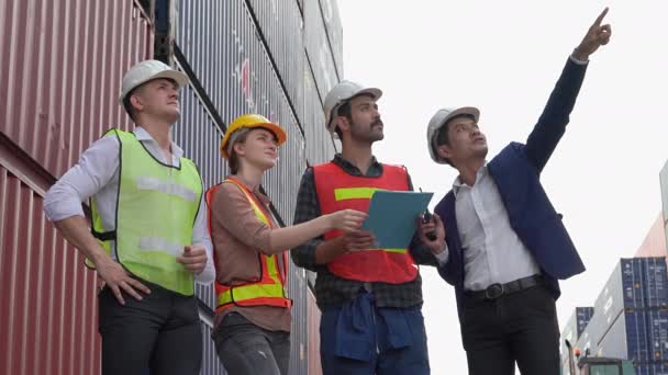 Azjatycki Inżynier Budowlany Pokazuje Mówi Nowym Projekcie Inżyniera Majstra Budowlanego — Wideo stockowe