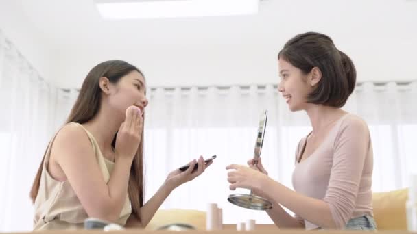 Uma Mulher Asiática Está Usando Uma Escova Maquiagem Quarto Com — Vídeo de Stock