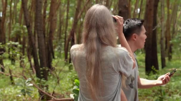 Çift Ormanda Yürüyor Kadın Uzun Bir Süre Kameraya Bakıyor Adam — Stok video