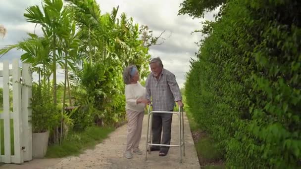 Egy Idős Ázsiai Férfi Egy Járkálót Használ Hogy Megtanuljon Sétálni — Stock videók