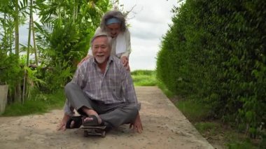 Yaşlı çiftler eğlenerek kaykay oynuyorlar, gençliklerine geri dönüyorlar. Sıcak aile teması.