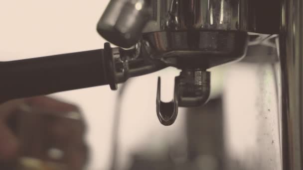 바리스타가 커피숍에서 뜨거운 커피를 만들고 있어요 머신에서 에스프레소를 만드는 — 비디오