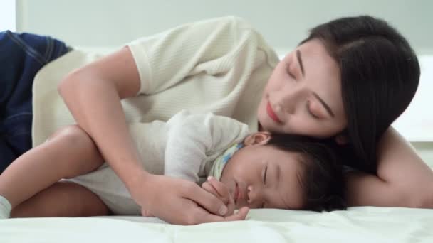 Mère Berce Son Bébé Thème Amour Chaleur Famille Thème Fête — Video