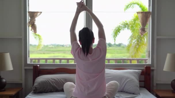 Joven Mujer Asiática Despierta Extiende Dormitorio Ambiente Rústico Aire Libre — Vídeos de Stock
