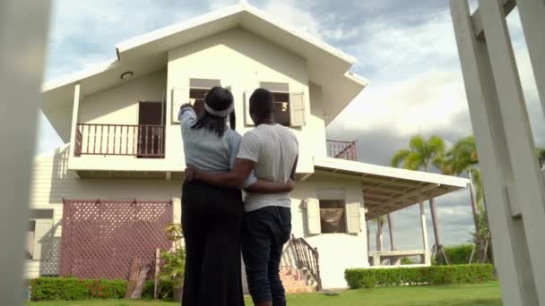 Afrikanskt Amerikanskt Par Går Genom Ett Staket Ett Nytt Hus — Stockvideo