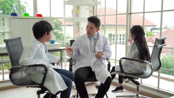 Tudomány Órájában Gyerekek Emberi Fogak Anatómiájáról Tanulnak Tanárodtól — Stock videók